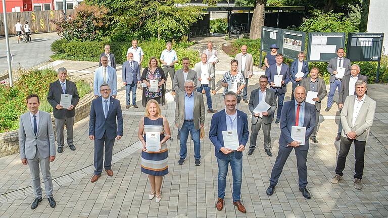 57 Persönlichkeiten des Landkreises Schweinfurt wurden mit der Dankurkunde für Verdienste um die kommunale Selbstverwaltung ausgezeichnet. Das Bild zeigt die &nbsp;geehrten Personen aus der Region Main-Steigerwald mit den jeweiligen Bürgermeistern und Bürgermeisterinnen.