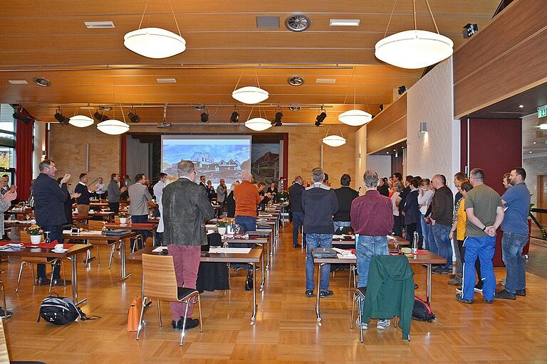 Stehende Ovationen des Kreistags im großen Kursaal der Franken-Therme für die Vertreter der ehrenamtlichen Einsätze im Katstrophengebiet Ahrtal.