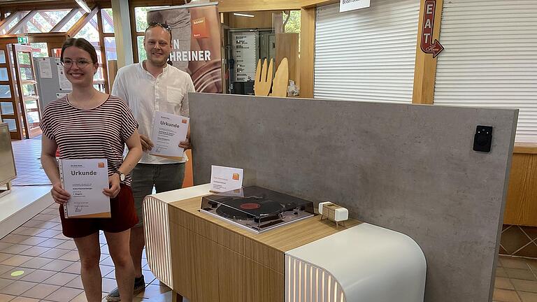 1. Platz: Die 19-jährige Anika Flammersberger fertigte ein „Schallplattensideboard“. Es nimmt die traditionelle Form der einst beliebten Musik-Boards mit Radio und Plattenspieler auf. - 1. Platz: Die 19-jährige Anika Flammersberger fertigte ein „Schallplattensideboard“. Es nimmt die traditionelle Form der einst beliebten Musik-Boards mit Radio und Plattenspieler auf. 1. Platz: Die 19-jährige Anika Flammersberger fertigte ein „Schallplattensideboard“. Es nimmt die traditionelle Form der einst beliebten Musik-Boards mit Radio und Plattenspieler auf. - 1. Platz: Die 19-jährige Anika Flammersberger fertigte ein „Schallplattensideboard“. Es nimmt die traditionelle Form der einst beliebten Musik-Boards mit Radio und Plattenspieler auf.