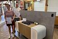 1. Platz: Die 19-jährige Anika Flammersberger fertigte ein „Schallplattensideboard“. Es nimmt die traditionelle Form der einst beliebten Musik-Boards mit Radio und Plattenspieler auf.       -  1. Platz: Die 19-jährige Anika Flammersberger fertigte ein „Schallplattensideboard“. Es nimmt die traditionelle Form der einst beliebten Musik-Boards mit Radio und Plattenspieler auf.