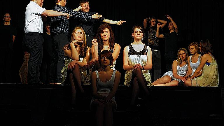 Mädchen und ihre geheimen Rituale       -  (rtg)   Im November 2011 fand im Bockshorn ein &bdquo;Schülerwettreden&ldquo; mit Urban Priol statt. Damals nahm die Idee Gestalt an, auch eine Oberstufentheatergruppe auf die Bretter des Bockshorn zu lassen. Im Juli 2012 führten Schüler des Deutschhaus-Gymnasiums das Stück &bdquo;Die Befristeten&ldquo; nach Elias Canetti auf. In diesem Jahr ist die Gruppe mit dem Stück &bdquo;Hexenjagd&ldquo; nach Arthur Miller zu Gast. Spieltermine sind Montag, 29. April, und Dienstag, 30. April, jeweils um 20 Uhr. Die Inszenierung der Theatergruppe des Deutschhaus-Gymnasiums porträtiert  eine Stadt, die durch die Lügen einer kleinen Gruppe von Mädchen in Panik versetzt wird. Die Mädchen werden eines nachts bei geheimen Ritualen erwischt. Um daraufhin den Vorwurf der Hexerei von sich zu weisen, beginnen sie andere Stadtbewohner wahllos der Hexerei zu bezichtigen, die daraufhin verurteilt werden.