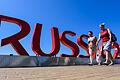 Wenn der Sport politisch wird       -  An elf Spielorten wird in Russland während der Weltmeisterschaft Fußball gespielt &ndash; auch in Sotschi, wo zwei Frauen gerade das Stadion passieren.