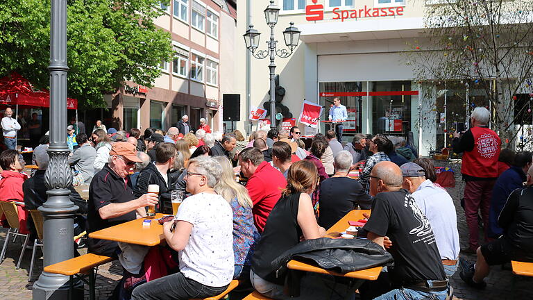 Vor gut 100 Teilnehmern der DGB-Maikundgebung auf dem Lohrer Marktplatz wünschte sich Gewerkschaftssekretär Markus Deissler eine Wende zu einem sozialeren und solidarischeren Europa bei der Europawahl am 26. Mai. Vor gut 100 Teilnehmern der DGB-Maikundgebung auf dem Lohrer Marktplatz wünschte sich Gewerkschaftssekretär Markus Deissler eine Wende zu einem sozialeren und solidarischeren Europa bei der Europawahl am 26. Mai.