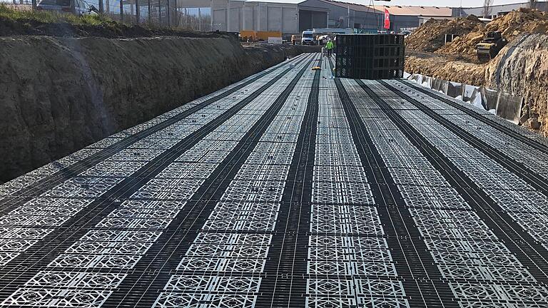 Für die unterirdischen Regenrückhaltebecken wurden reycelte Deckel von Mehrwegflaschen genutzt. Für die unterirdischen Regenrückhaltebecken wurden reycelte Deckel von Mehrwegflaschen genutzt.