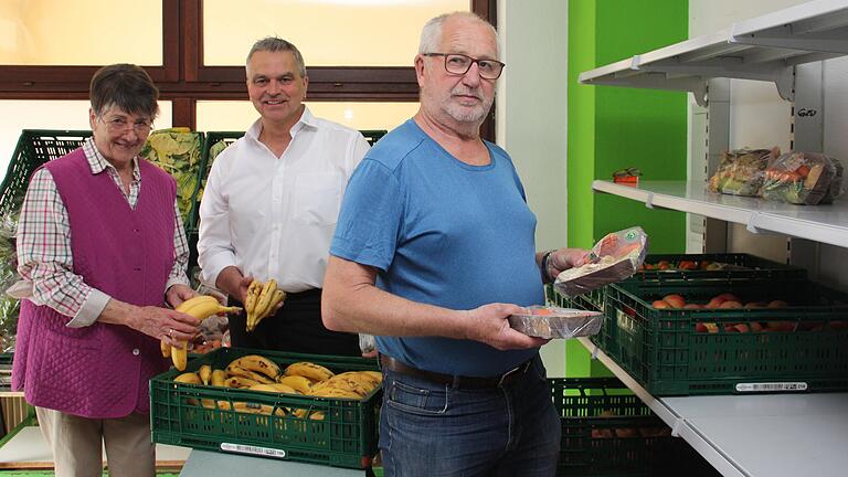 Der Tafel-Laden in Gerolzhofen ist eine Außenstelle der Schweinfurter Tafel. Jeden Donnerstag ab 18.30 Uhr kommen etwa 30 und 40 Bedürftige dorthin, um sich mit günstigen Lebensmitteln zu versorgen. Zum neunköpfigen Laden-Team gehören (von links) Brigitte Dinkel, Laden-Leiter Harald Quasigroch und Josef Schmitt.