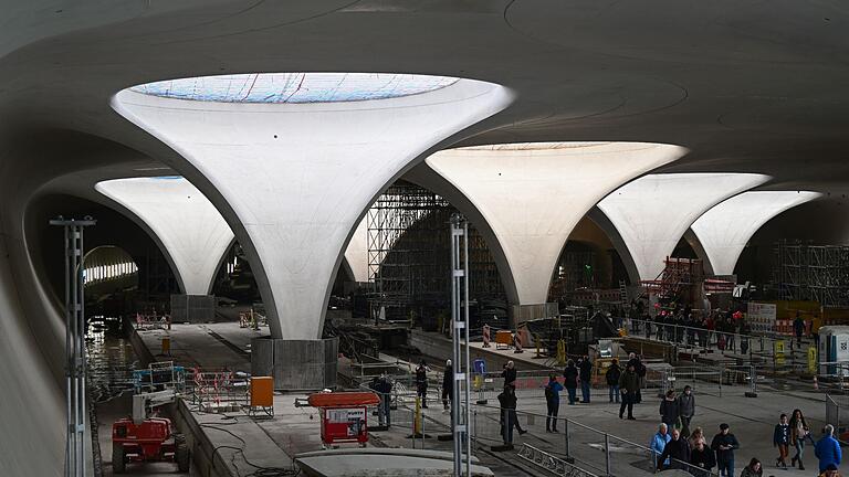 Streit um Mehrkosten für Stuttgart 21.jpeg       -  Besucher erhalten Einblicke in die Arbeit auf der Baustelle des milliardenschweren Bahnprojekts.