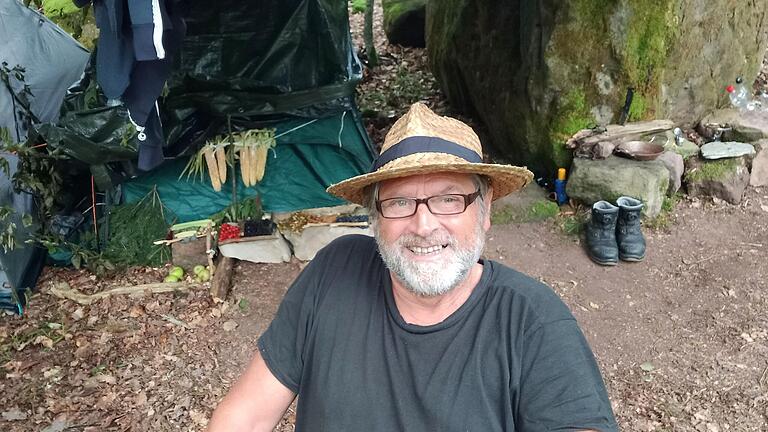 In seinem Lager sammelte Betz die verschiedenen Pflanzen und Beeren, die er bei seinen Streifzügen durch den Steigerwald fand. In seinem Lager sammelte Betz die verschiedenen Pflanzen und Beeren, die er bei seinen Streifzügen durch den Steigerwald fand.
