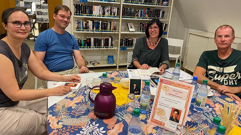 Bibliotheksleiterin Ivonne Floeder (Zweite von rechts) mit Teilnehmern des Lesekreises.