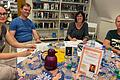 Bibliotheksleiterin Ivonne Floeder (Zweite von rechts) mit Teilnehmern des Lesekreises.