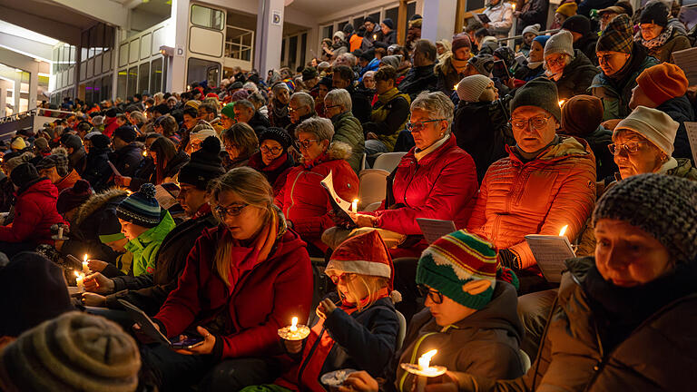 Rund 1000 Menschen sangen am 2. Adventssonntag im Schweinfurter Sachs Stadion Weihnachtslieder