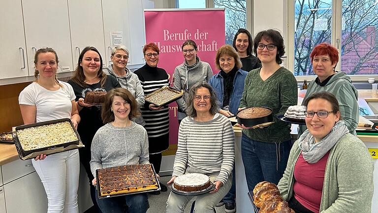 Teilnehmerinnen des Lehrgangs mit den Fachlehrerinnen Michaela Mantel (ganz links) und Carolin Lenhart (ganz rechts).