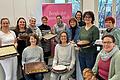 Teilnehmerinnen des Lehrgangs mit den Fachlehrerinnen Michaela Mantel (ganz links) und Carolin Lenhart (ganz rechts).