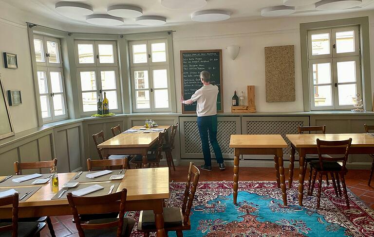 Wohnzimmer-Atmosphäre soll das Restaurant in der Marktbreiter Altstadt vermitteln, sagt Ramona Söder, die für den Service und den Wein zuständig ist. Wohnzimmer-Atmosphäre soll das Restaurant in der Marktbreiter Altstadt vermitteln, sagt Ramona Söder, die für den Service und den Wein zuständig ist.