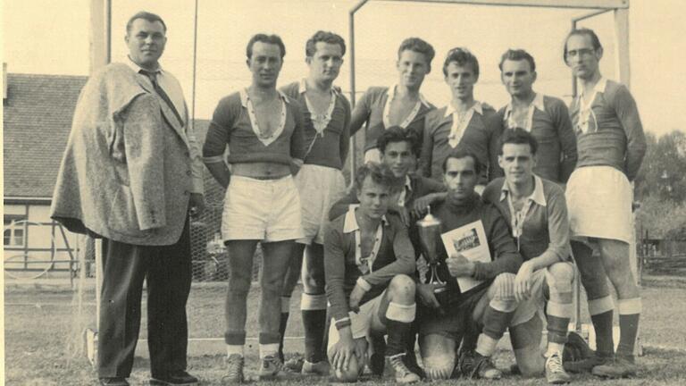 Das Bild zeigt die Meistermannschaft von 1951 mit Edgar Weigand (vorne rechts). Dessen Mitspieler sind bis auf einen bereits alle gestorben. Dies sind: (hinten von links) Abteilungsleiter Sepp Wolf, Erich Nüsslein, Erich Ballandat, Norbert Rothenanger (lebt noch), Willi Ortner, Hubert Littkeitz, Otto Knorr, (vorne von links) Erwin Jahn, [ein namentlich unbekannter Spieler] und Herbert Reimann.