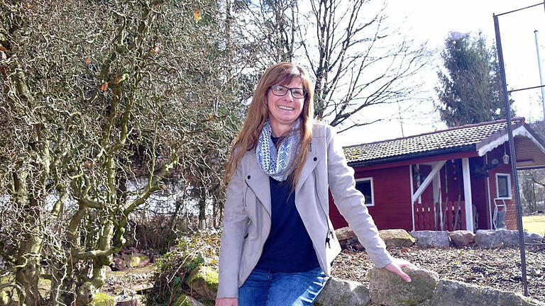 Elke Hohmann zieht es in die Natur - gleich hinter ihrem Haus.  Foto: Stephanie Elm       -  Elke Hohmann zieht es in die Natur - gleich hinter ihrem Haus.  Foto: Stephanie Elm