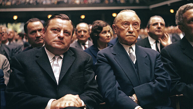 Vor 30 Jahren starb Franz Josef Strauß - Der damalige Bundeskanzler Konrad Adenauer (rechts) und der damalige Bundesverteidigungsminister Franz-Josef Strauß (links). Vor 30 Jahren starb Franz Josef Strauß - Der damalige Bundeskanzler Konrad Adenauer (rechts) und der damalige Bundesverteidigungsminister Franz-Josef Strauß (links).