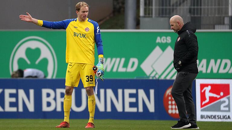 Wie kommen die vielen Gegentore der Würzburger Kickers zustande? Torwart Hendrik Bonmann (links) und Trainer Bernhard Trares scheinen ratlos zu sein.