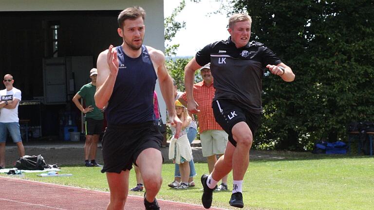 Der schnellste über die 100 Meter war Kevin Klein vom FSV Hohenroth. Links: FC-Fußballer Marco Seufert, der sich der Leichtathletik-Konkurrenz auch im Dreisprung stellte.       -  Der schnellste über die 100 Meter war Kevin Klein vom FSV Hohenroth. Links: FC-Fußballer Marco Seufert, der sich der Leichtathletik-Konkurrenz auch im Dreisprung stellte.