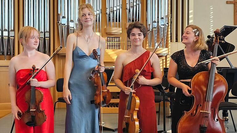 'Eine kleine Lachmusik': Claudia Jung, Ebba Göbel (Violinen), Caren Wolf (Viola) und Antonia Jacober (Violoncello) gestalteten die an Mozarts Nachtmusik angelehnte Persiflage mit großer Virtuosität und schauspielerischen Einlagen. Damit brachten sie die Zuhörerschaft immer wieder zum Lachen. 'Eine kleine Lachmusik': Claudia Jung, Ebba Göbel (Violinen), Caren Wolf (Viola) und Antonia Jacober (Violoncello) gestalteten die an Mozarts Nachtmusik angelehnte Persiflage mit großer Virtuosität und schauspielerischen Einlagen. Damit brachten sie die Zuhörerschaft immer wieder zum Lachen.