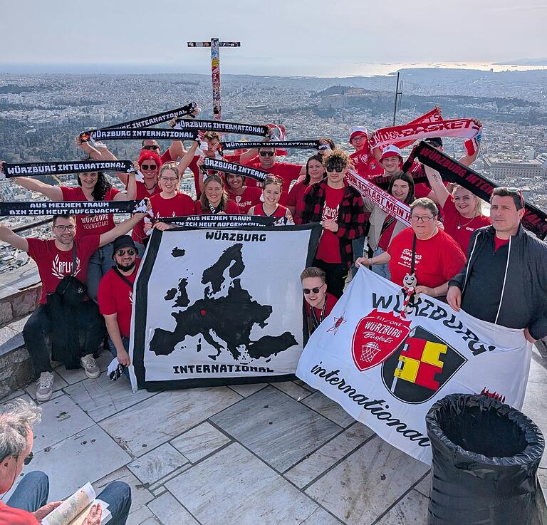 Fans der Würzburg Baskets trafen sich zum Gruppenfoto auf dem Aussichtspunkt am Lykabettus-Berg in Athen.