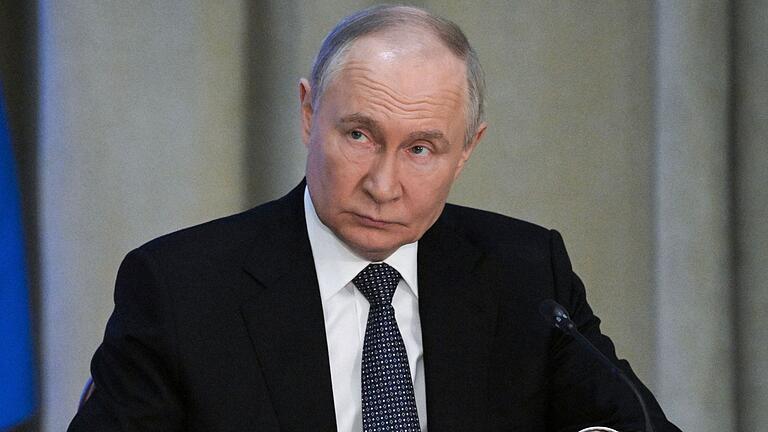 Russischer Präsident Putin - Wladimir Putin drängt Ukrainer nach britischen Angaben dazu, die russische Staatsbürgerschaft anzunehmen. (Archivbild) Russischer Präsident Putin - Wladimir Putin drängt Ukrainer nach britischen Angaben dazu, die russische Staatsbürgerschaft anzunehmen. (Archivbild)