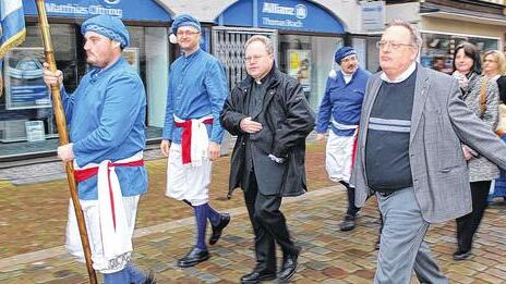 Traditioneller Jahrtag: Die Gemündener Fischer mit Fischertrachtenkapelle beim Kirchgang. Auf dem Bild zu sehen sind von links Jan Heurung, Zunftobermeister Thomas Hartmann, Pfarrer Richard Englert und &ndash; schwungvoll im Vordergrund &ndash; Diakon Heribert Ranff.