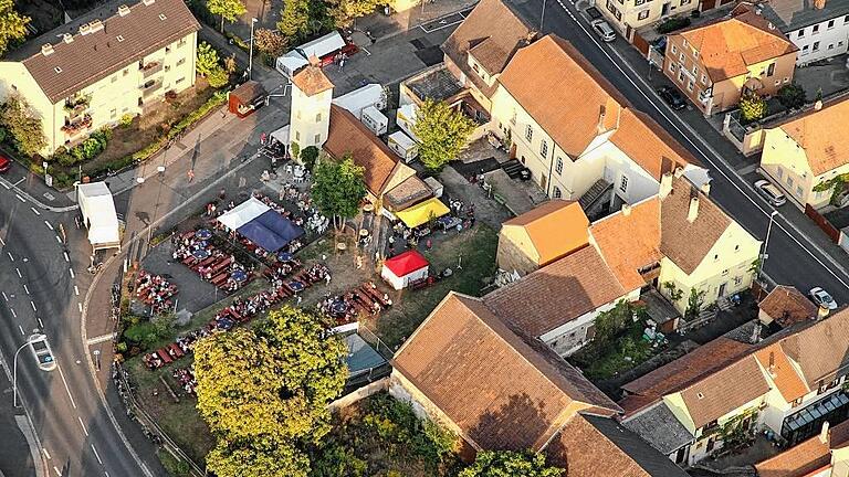 Die Mitte von Oberndorf mit dem früheren Rathaus (oben) und dem Haus der bis 1918 eigenständigen Feuerwehr. Seit 1919 ist Oberndorf Stadtteil, 2019 wird das groß gefeiert.