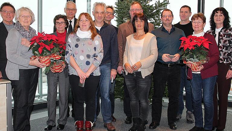 BRK-Kreisvorsitzender Eberhard Sinner (links) und Bürgermeisterin Helga Schmidt-Neder (rechts) ehrten in Marktheidenfeld vielmalige Blutspender und langjährige Helferinnen bei den Spendeterminen.