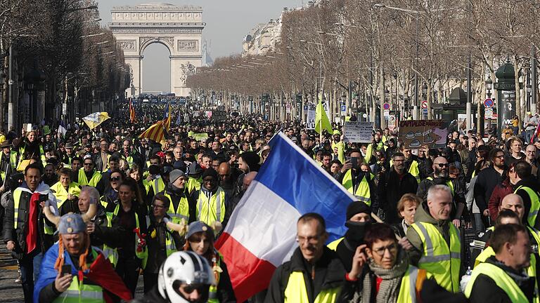 Der französische Philosoph Alain Finkielkraut geriet am Samstag in Paris in die Demonstration der Gelbwesten und wurde antisemitisch beschimpft.