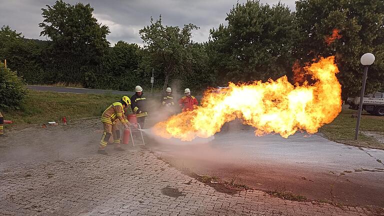 Realbrandausbildung an Übungsfeuer beim Praxistag zum Thema Flüssiggas.