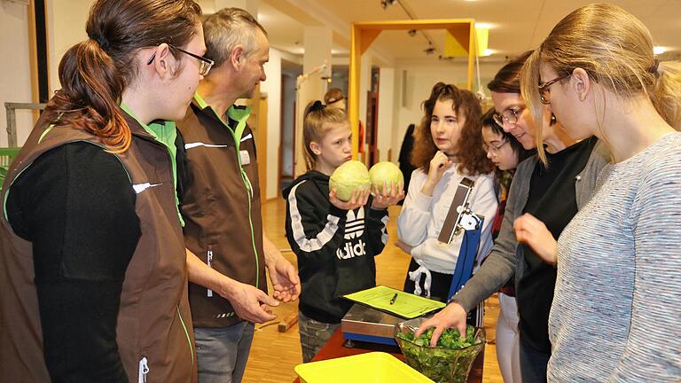 Was wohl das Essen wiegt, was wir da jeden Tag essen - eine Gärtnerin weiß da genau Bescheid - Gärtnerei-Betriebsleiter Lorenz Kreßmann erklärt, was in der Ausbildung gemacht wird.