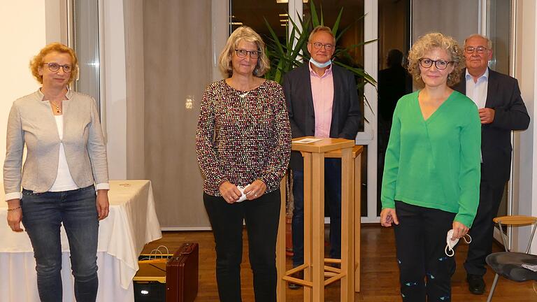 Der neue Vorstand des Hospizvereins (von links): Die Zweite Vorsitzende Angelika Hartmann, die neue Koordinatorin Gudrun Weigand, der Vorsitzende Heribert Zeller, die bisherige Koordinatorin Petra Götz und Roland Göller vom Bayerischen Hospizverband. Der neue Vorstand des Hospizvereins (von links): Die Zweite Vorsitzende Angelika Hartmann, die neue Koordinatorin Gudrun Weigand, der Vorsitzende Heribert Zeller, die bisherige Koordinatorin Petra Götz und Roland Göller vom Bayerischen Hospizverband.