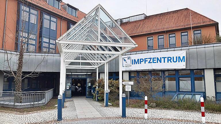 Das Impfzentrum für Rhön-Grabfeld in Bad Neustadt verbucht derzeit nur noch wenig Nachfrage nach Impfungen gegen das Coronavirus. Das Impfzentrum für Rhön-Grabfeld in Bad Neustadt verbucht derzeit nur noch wenig Nachfrage nach Impfungen gegen das Coronavirus.
