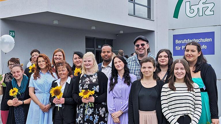 Nach einjährigem Lehrgang an der BFZ-Berufsfachschule für Pflegeberufe erhielten 17 Pflegefachhelferinnen und -helfer ihre Abschlusszeugnisse. - Nach einjährigem Lehrgang an der BFZ-Berufsfachschule für Pflegeberufe erhielten 17 Pflegefachhelferinnen und -helfer ihre Abschlusszeugnisse. Nach einjährigem Lehrgang an der BFZ-Berufsfachschule für Pflegeberufe erhielten 17 Pflegefachhelferinnen und -helfer ihre Abschlusszeugnisse. - Nach einjährigem Lehrgang an der BFZ-Berufsfachschule für Pflegeberufe erhielten 17 Pflegefachhelferinnen und -helfer ihre Abschlusszeugnisse.