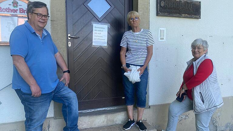 Stehen noch vor der verschlossenen Eingangstür des Schweinfurter Hauses: die Vorsitzende des Rhönklub-Zweigvereins Schweinfurt, Josefine Friedrich (rechts), Kassiererin Hedy Jones und stellvertretender Vorsitzender Richard Riegler.