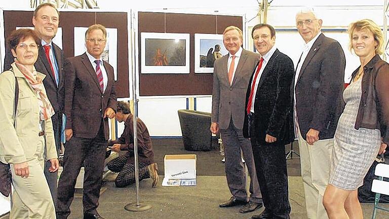 Illustre Gästeschar: Nach der Eröffnung der Agima im Rahmen der Königshöfer Messe machten sich auf einen Rundgang (von links) Geschäftsführerin Sabine Dattenberg, Bürgermeister Thomas Maertens, Landrat Reinhard Frank, Fraktionschef Claus Schmiedel, MdL Wolfgang Reinhart, MdL Georg Nelius und Rathaus-Mitarbeiterin Sabine Baumeister.