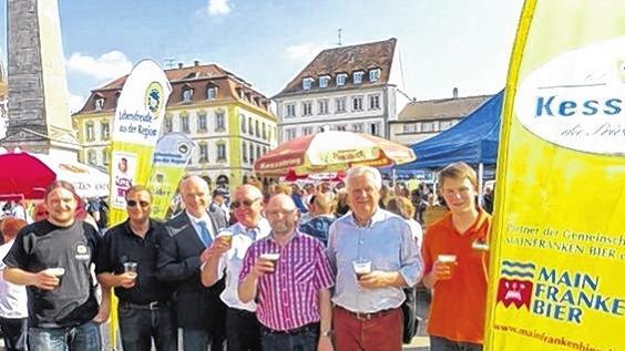 Prosit auf heimische Braukunst: Veit Handel (Martinsbräu in Marktheidenfeld), Karl-Heinz Pritzl (Kauzen-Bräu Ochsenfurt), Landrat Eberhard Nuss, Lothar Böhm (Privatbrauerei Oechsner, Ochsenfurt), Thomas Schwabe, (Rother Bräu Hausen/Rhön), Eckhart Himmel (Privatbrauerei Kesselring, Marktsteft.) und Michael Düll (Krautheim Brauerei, von links).