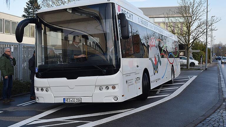 Hier holt sich der neue Elektrobus seine Energie. Die Nessi an der Ladestation in der Siemensstraße, links Bürgermeister Bruno Altrichter vor der Probefahrt.