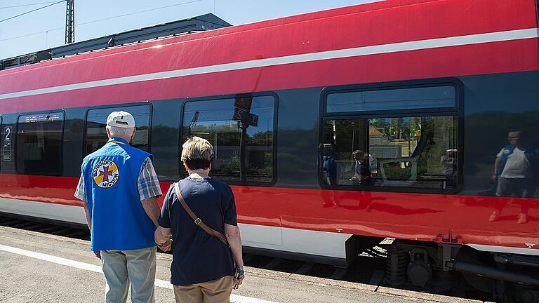 Mit der Bahnhofsmission auf Tour: Seit sechs Jahren bietet die Bahnhofsmission in Schweinfurt Reisebegleitung für hilfsbedürftige Menschen in den Nahverkehrszügen der DB Regio-Mainfranken und der Erfurter Bahn im Umkreis von 100 Kilometer an. Die blinde Ingeborg Pusch aus Haßfurt nutzt diesen Service, um ihre Schwester in Ochsenfurt zu besuchen.