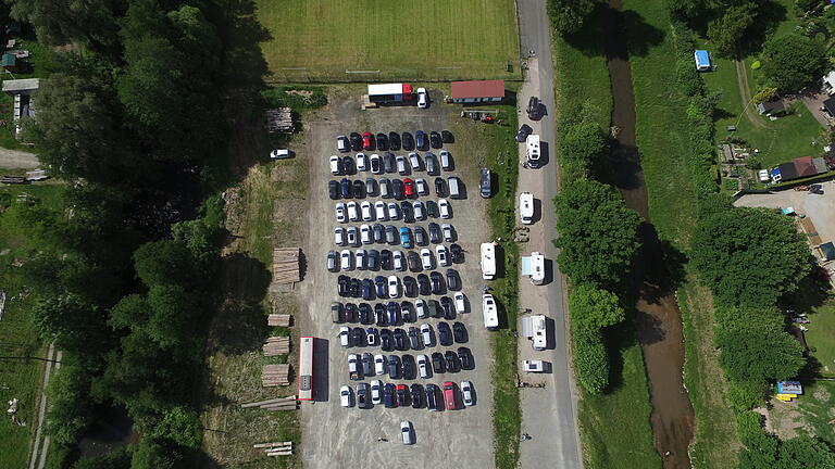 Der Drive-in-Gottesdienst Burgsinn aus der Luft gesehen.