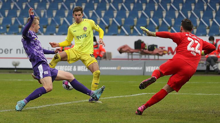 Der erste Streich: Marvin Pieringer trifft zum zwischenzeitlichen 1:1 gegen den VfL Osnabrück, Verteidiger&nbsp; Lukas Gugganig und Torwart Philipp Kühn bleibt nur das Nachsehen.&nbsp;