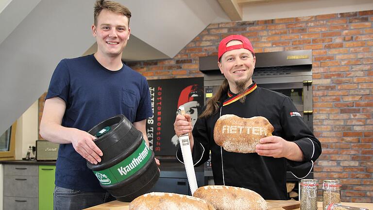 Der Bäcker Axel Schmitt (rechts) hatte die pfiffige Idee, ein Bier-Retter-Brot in seiner Backstube zu kreieren. Der Brauer Michael Düll aus Krautheim (links) steuert dazu einige Fässer Helles und Dunkles bei.