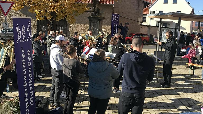 Beste Laune und bestes Wetter beim sonntäglichen Standkonzert der Opferbaumer Musikanten.