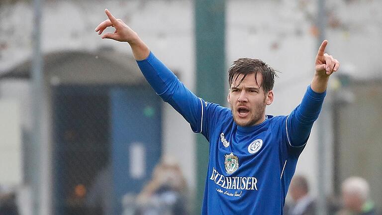 Moritz Lotzen vom FV 04 Würzburg gibt seinen Mitspielern auf dem Spielfeld Anweisungen.