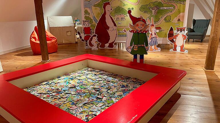 In diesem 'Pixi-Bad' können kleine Besucher in eine farbenfrohe Pixi-Welt eintauchen und nach ihrem Lieblings-Pixi-Buch wühlen. Dahinter stehen Pixi und seine Freundinnen und Freunde für ein Selfie bereit. In diesem 'Pixi-Bad' können kleine Besucher in eine farbenfrohe Pixi-Welt eintauchen und nach ihrem Lieblings-Pixi-Buch wühlen. Dahinter stehen Pixi und seine Freundinnen und Freunde für ein Selfie bereit.
