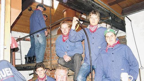 Brautag in Thundorf: Die Rannunger Planburschen waren fast vollzählig erschienen, um das Brauen des Biers für die Kirchweih im Thundorfer Sudkessel mitzuerleben. Brautag in Thundorf: Die Rannunger Planburschen waren fast vollzählig erschienen, um das Brauen des Biers für die Kirchweih im Thundorfer Sudkessel mitzuerleben.