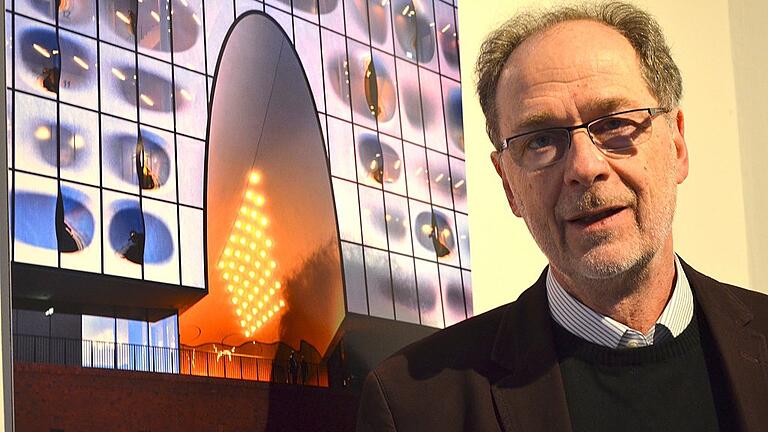 &bdquo;Blaue Flamme&ldquo; nennt sich das Bild von Karl-Heinz Seidel, das einen Ausschnitt aus der Elbphilharmonie in Hamburg zeigt.