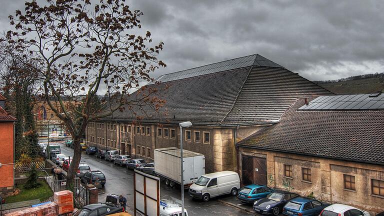 Dunkle Wolken über der Frankenhalle zeigt unser Archivbild. Die Regierung entscheidet, ob die Stadt bei der Auswahl der Investoren Fehler gemacht hat.&nbsp;