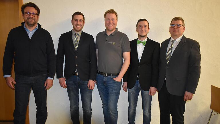 Sie freuten sich über eine gutverlaufene Mitgliederversammlung.

Auf dem Bild (von links): Guido Krisam (Maschinenringe Deutschland), Christoph Friedrich (MR Mitglied und MR Mietservice), Johannes Prowald (zweiter Vorsitzender), Felix Schorr (erster Vorsitzender) und Michael Mikus (Geschäftsführer).