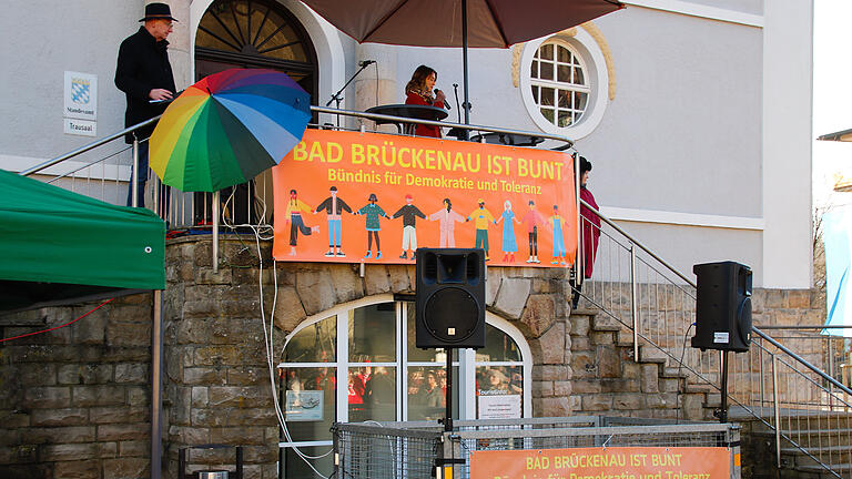 Bad Brückenau ist bunt - Kundgebung 'Bad Brückenau ist bunt'. Bad Brückenau ist bunt - Kundgebung 'Bad Brückenau ist bunt'.